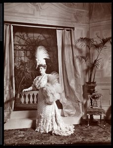 Lillian Russell en costume sur le plateau d